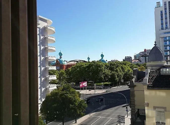 Гостевой дом Beautiful Apartment-campo Pequeno Лиссабон